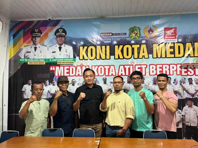 Ketua Umum KONI Kota Medan Aswindy Fachrizal SE bersama pengurus Pabersi Medan. (Dok KONI Medan)
