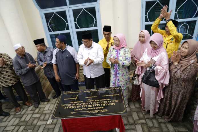 Ketua Umum IKLAB Raya Rivai Nasution bersama Ketua Dewan Penasehat IKLAB Raya Prof Dr Ir Hj Sabrina MSi usai menandatangani prasasti peresmian menara Masjid IKLAB di Jalan Jamin Ginting Medan, Minggu (16/11/2025). Foto: Istimewa