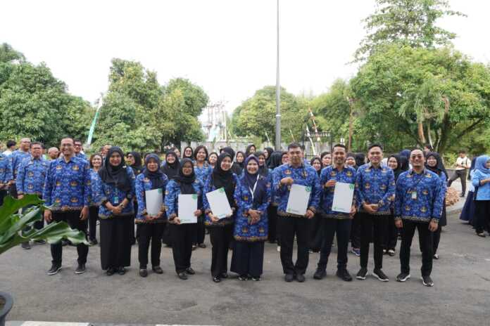 Plt Direktur Poltekkes Kemenkes Medan, Tengku Sri Wahyuni SSiT MKeb Diabadikan bersama PPPK usai serahkan SK. (Foto: Istimewa)