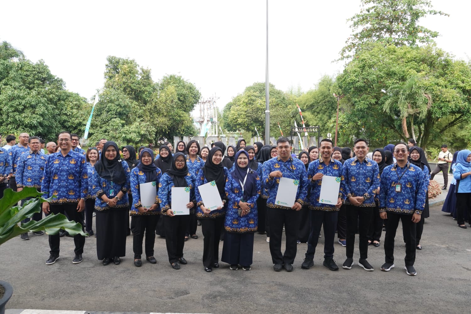 PLT Direktur Poltekkes Kemenkes Medan, Tengku Sri Wahyuni SSiT MKeb Serahkan SK PPPK