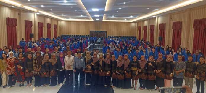 Rektor UPMI Dr H Ali Mukti Tanjung SH MH diabadikan bersama narasumber, peserta, dosen dan panitia seminar internasional pengembangan kelapa sawit.