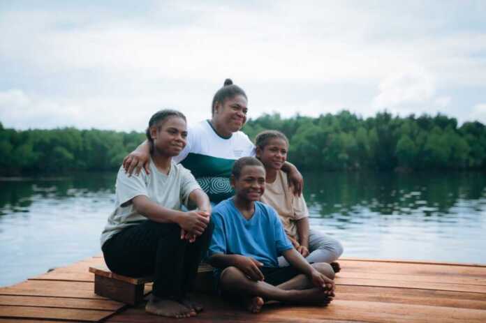 JAGA HUTAN: Petronela Merauje, Penjaga Hutan Perempuan, Enggros, dari Papua, dikenal sebagai Mama Nela, ia menjaga warisan leluhur yaitu Hutan Perempuan, dengan keberanian yang lembut namun tegas. Ia memimpin para ibu membersihkan sampah, menanam mangrove, dan memulihkan hutan adat serta menjadi sumber pangan dan penghasilan.
