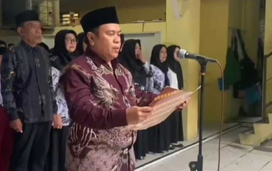 Di Bawah Rintik Hujan, Upacara Hari Guru di Perguruan Al-Washliyah Ampera II Berlangsung Khidmat