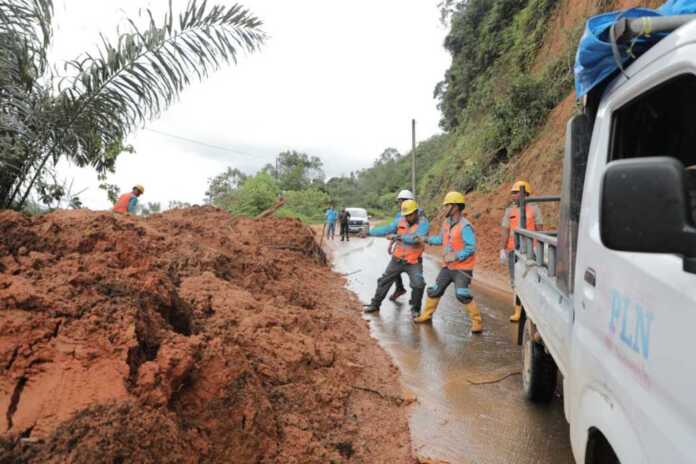 Petugas ULP Tarutung melakukan perbaikan jaringan pada jalur tarutung sibolga (28/11)
