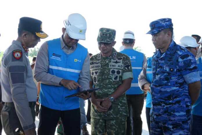 Direktur Utama PLN, Darmawan Prasodjo (kedua dari kiri) bersama Panglima Komando Daerah Militer Iskandar Muda, Mayor Jenderal TNI Joko Hadi Susilo (kedua dari kanan), Komandan Pangkalan TNI Angkatan Udara Sultan Iskandar Muda, Kolonel Nav Sudaryanto, S.M. (kanan), dan Kepala Kepolisian Daerah Aceh, Inspektur Jenderal Polisi Marzuki Ali Basyah (kiri) saat berkoordinasi terkait penanganan bencana alam di Aceh pada (29/11).