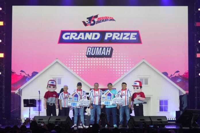 Pengundian Grand Prize dua unit rumah pada puncak perayaan HUT Ke- 35 tahun JNE. (Foto : JNE)