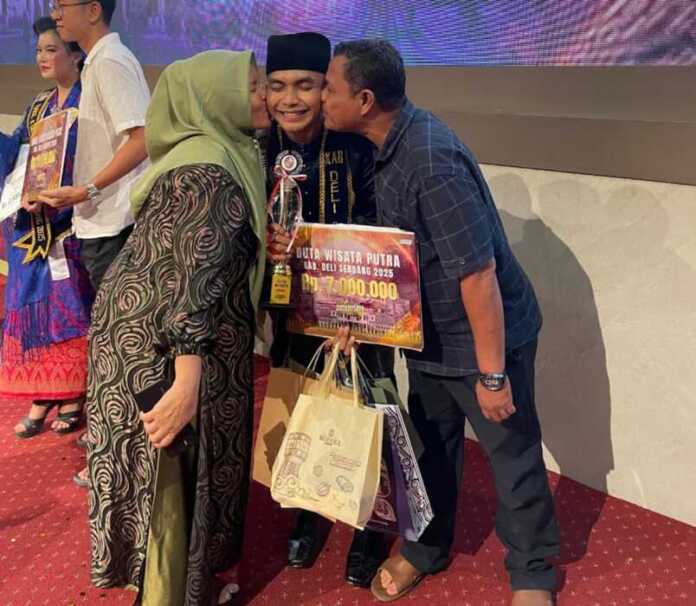 BERSAMA: Duta Wisata Deliserdang Tahun 2025, M Rizki Simamora bersama kedua orangtuanya, Sabaruddin Ahmad Simamora dan Idawati Siregar.
