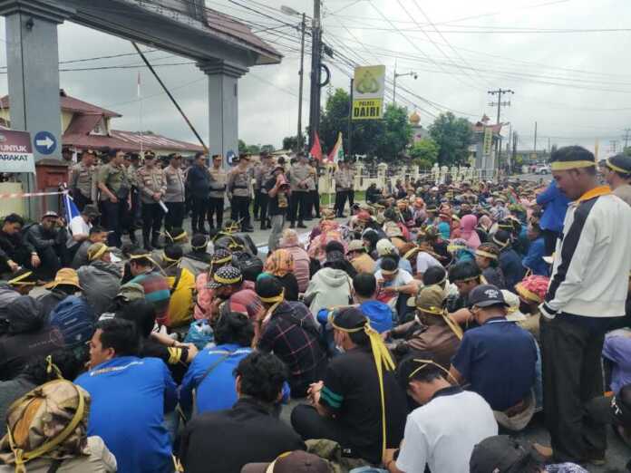 DEMO: Ratusan warga Dairi turun ke jalan Rabu (10/12) untuk menyuarakan solidaritas kepada 12 warga Desa Parbuluan 6, Kecamatan Parbuluan, yang kini ditahan Polres Dairi.