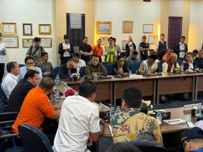 RAPAT: Anggota Komisi V DPR RI Musa Rajekshah, saat mengikuti rapat penanganan banjir di Sumatera Utara. Ia mendesak Kementerian PKP segera menangani kondisi pemukiman warga yang rusak parah akibat rangkaian bencana banjir dan longsor.