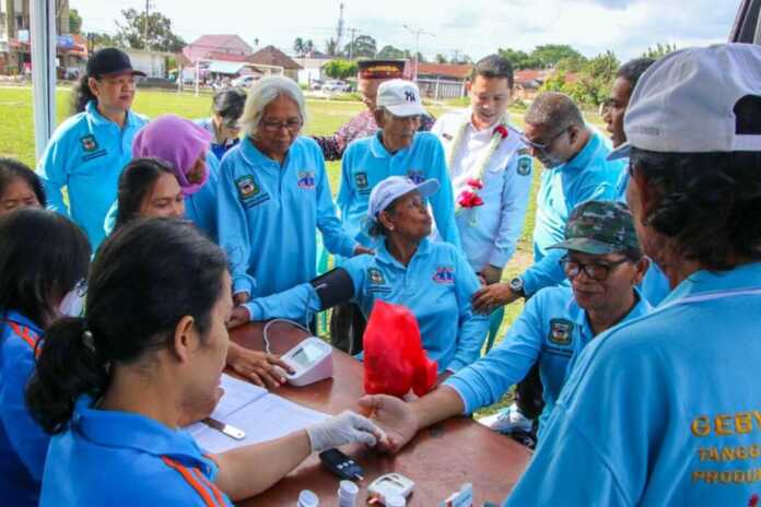 PEMERIKSAAN: Para lansia melakukan pemeriksaan kesehatan di acara Gebyar Lansia