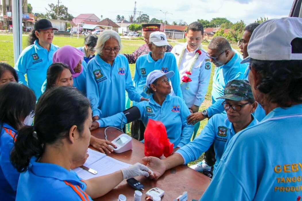 PEMERIKSAAN: Para lansia melakukan pemeriksaan kesehatan di acara Gebyar Lansia