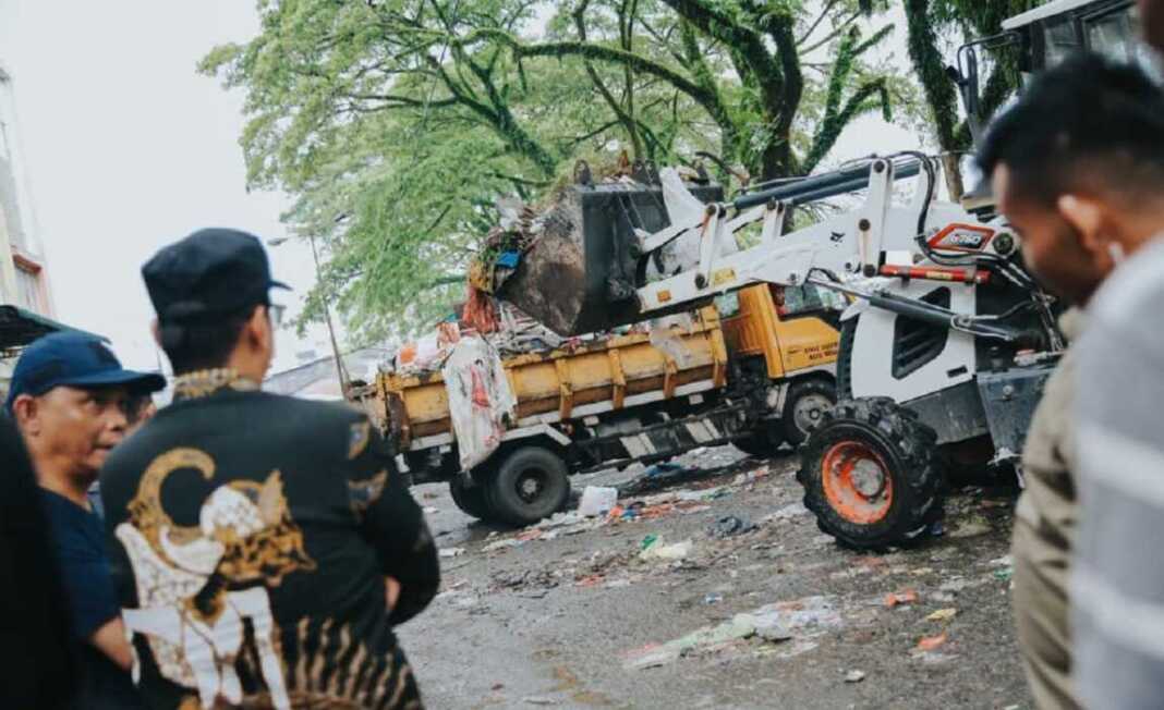 TINJAU SAMPAH: Wali Kota Medan Rico Tri Putra Bayu Waas saat meninjau tempat pembuangan sampah (TPS) di Jalan Pertempuran Komp. Brayan, Pulo Brayan, kemarin.