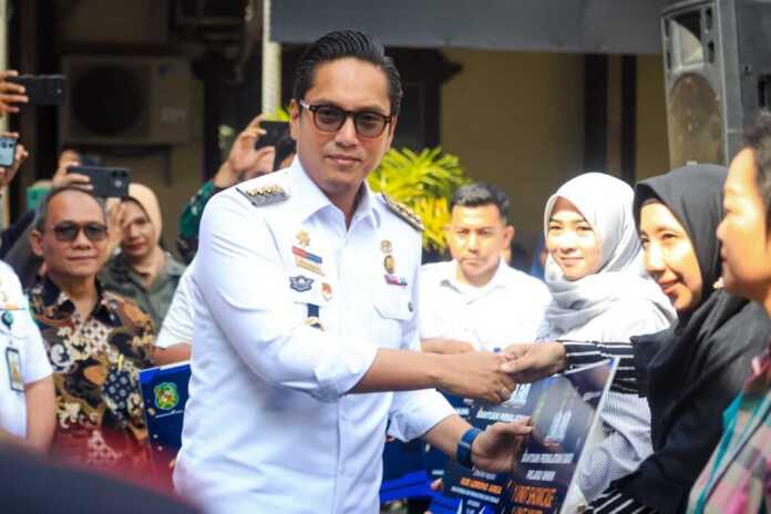 PEMBUKAAN PASAR MURAH: Wali Kota Medan Rico Tri Putra Bayu Waas membuka Pasar Murah dalam rangka menyambut Nataru yang digelar Pemko Medan di Halaman Gereja GKPI Jemaat Khusus Sidorame, Jalan Pelita II, Medan Perjuangan, Rabu (10/12).