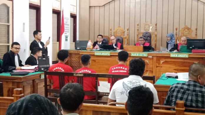PUTUSAN: Tiga remaja terdakwa kasus pembegalan, menjalani sidang putusan di PN Medan, Jumat (12/12).
