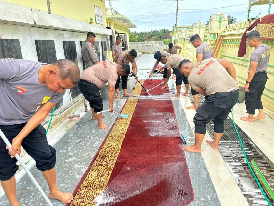 Brimob Polda Sumut-Polres Langkat Berikan Bantuan ke BKM dan Bersihkan Masjid Azizi Pascabanjir