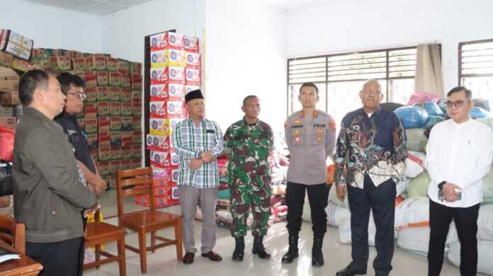 Bupati Dairi BANTUAN: Bupati Dairi Vickner Sinaga bersama unsur Forkopimda berangkatkan bantuan kemanusiaan kepada korban banjir dan longsor di Kabupaten Tapteng, Tapsel, serta Sibolga, Jumat (12/12).(Istimewa)