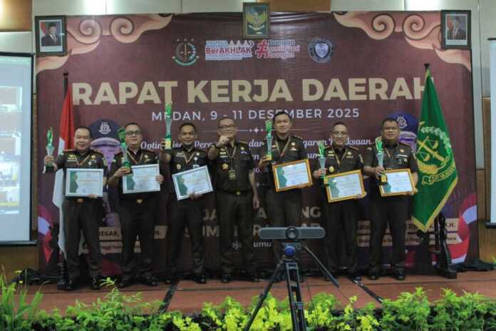 BERSAMA: Kajari Langkat Asbach (kanan) diabadikan bersama pimpinan kejaksaan lain di Sumut, usai menerima penghargaan terbaik pertama pada Bidang Intelijen.(Istimewa)