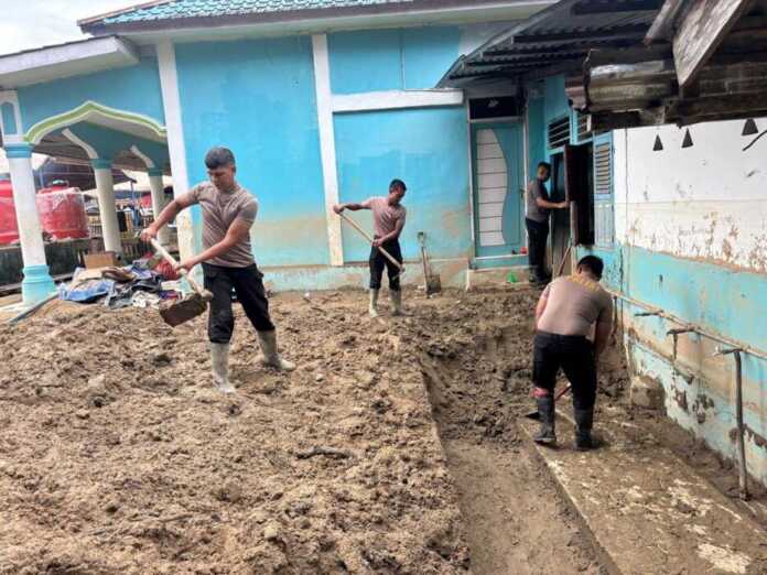 Polda Sumut BERSIHKAN: Personel Satbrimob Polda Sumut saat melakukan pembersihan di masjid dan rumah warga pascabanjir di Batangtoru, Tapsel. (Istimewa)