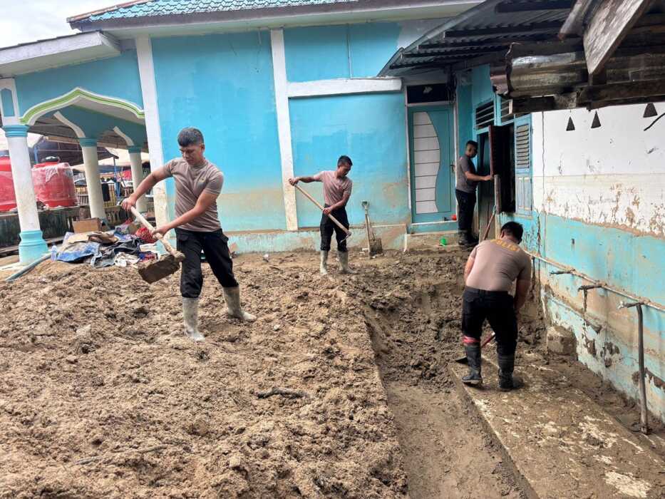 BERSIHKAN: Personel Satbrimob Polda Sumut saat melakukan pembersihan di masjid dan rumah warga pascabanjir di Batangtoru, Tapsel. (Istimewa)