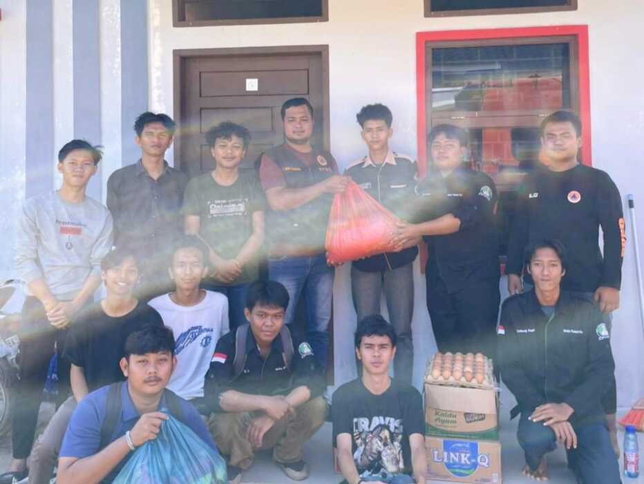 BANTUAN: Mahasiswa Binjai yang terdampak banjir saat kuliah di Lhokseumawe, Aceh, menerima bantuan logistik dari Pemko Binjai. (Istimewa/Sumut Pos)