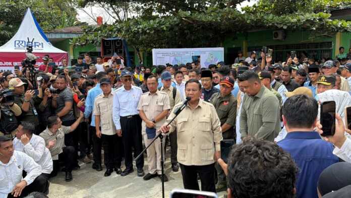 ARAHAN: Presiden Prabowo Subianto saat menyampaikan arahan di Posko MTsN 1/MAN 1 Tanjungpura, Kecamatan Tanjungpura, Kabupaten Langkat. (Istimewa)