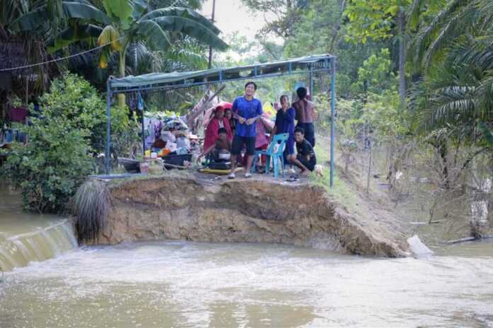 JEBOL: Tanggul pada satu desa yang jebol di Kecamatan Padangtualang, Langkat, dan merupakan tanggung jawab Pemprov Sumut. (Istimewa)