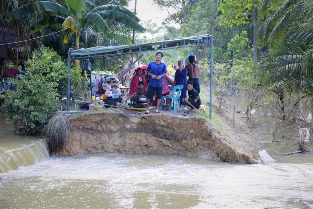 JEBOL: Tanggul pada satu desa yang jebol di Kecamatan Padangtualang, Langkat, dan merupakan tanggung jawab Pemprov Sumut. (Istimewa)