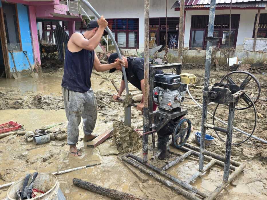 PEMBANGUNAN SUMUR BOR: Prajurit TNI saat melaksanakan pembangunan sumur bor di Batangtoru, Tapsel. Istimewa/Sumut Pos