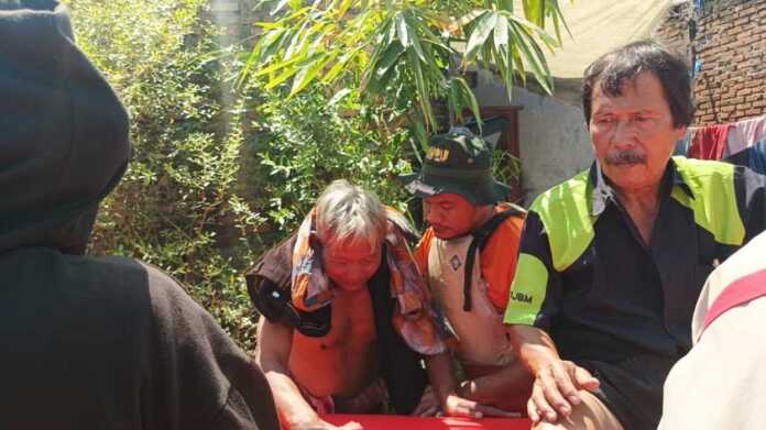 EVAKUASI: Personel BPBD Medan melakukan evakuasi terhadap korban bencana banjir di Kecamatan Medan Labuhan.