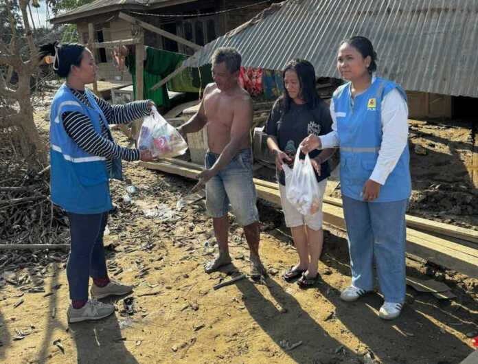 BANTUAN: Tim PLN menyalurkan bantuan kemanusiaan secara langsung ke lokasi-lokasi terdampak bencana.