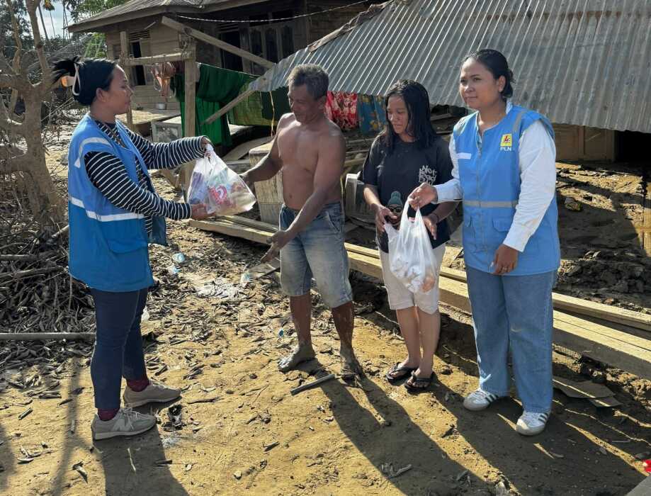 BANTUAN: Tim PLN menyalurkan bantuan kemanusiaan secara langsung ke lokasi-lokasi terdampak bencana.