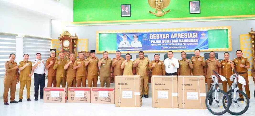 GEBYAR: Acara Gebyar Apresiasi PBB sebagai bentuk penghargaan atas kinerja aparatur pemerintah dalam meningkatkan kepatuhan dan realisasi penerimaan pajak daerah di Ruang Data dan Karya Kantor Bupati Labuhanbatu, Jalan Sisingamangaraja, Rantauprapat, Senin (15/12)
