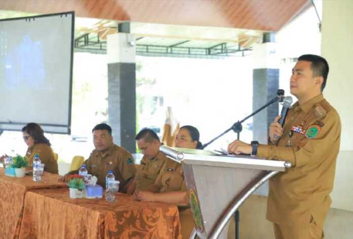 PEMBUKAAN: Bupati Labura H Hendriyanto Sitorus membuka kegiatan Pembinaan dan Pelantikan Duta Generasi Berencana (Genre) Kabupaten Labura Tahun 2025, di Pendopo Kantor Bupati, Senin (15/12).