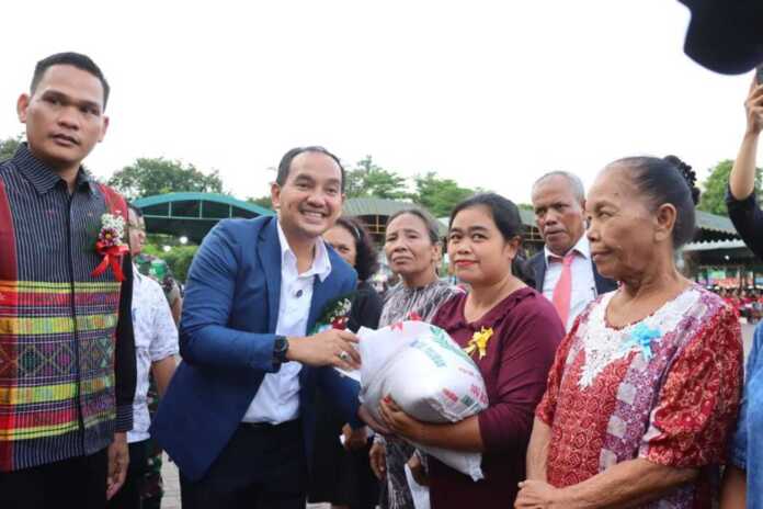 PERAYAAN NATAL: Wali Kota Tebingtinggi Iman Irdian Saragih bersama Ketua Komisi III DPRD Andar Hutagalung yang mewakili Ketua DPRD Kota Tebingtinggi ketika pembagian tali kasih dalam perayaan Natal di Lapangan Merdeka Kota Tebingtinggi, Minggu (14/12).