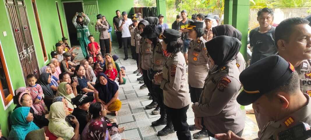 BANTUAN: Polwan Polda Sumut saat memberikan bantuan ke Pangkalan Brandan, Langkat. Istimewa/Sumut Pos