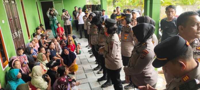 BANTUAN: Polwan Polda Sumut saat memberikan bantuan ke Pangkalan Brandan, Langkat. Istimewa/Sumut Pos