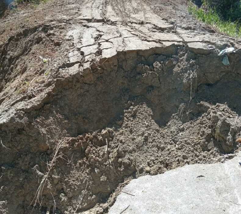 LONGSOR: Badan jalan di Desa Parbuluan 4, Kecamatan Parbuluan, Kabupaten Dairi, longsor, menyebabkan akses jalan terputus. (Istimewa)