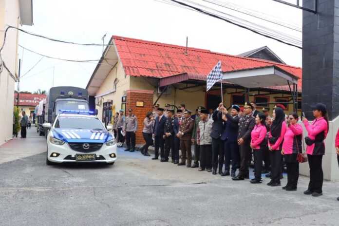 LEPAS: Wali Kota Tebing Tinggi bersama unsur Forkopimda melepas keberangkatan bantuan kemanusiaan menggunakan armada truk di lapangan apel Mapolres Tebing Tinggi, disaksikan jajaran aparat dan masyarakat, (13/12/2025).(Azan Purba/Sumut Pos)