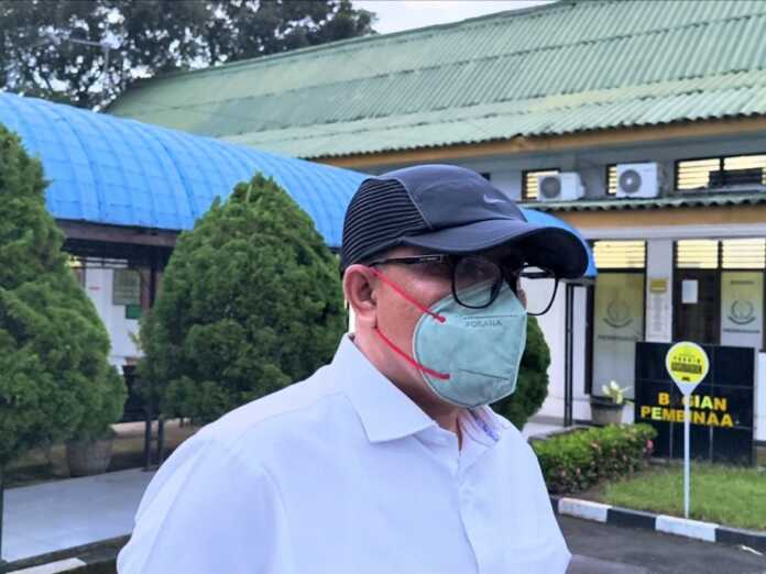 KETERANGAN: Mantan Pj Bupati Langkat Faisal Hasrimy saat diwawancarai di Kejari Langkat, Stabat.(Teddy Akbari/Sumut Pos)