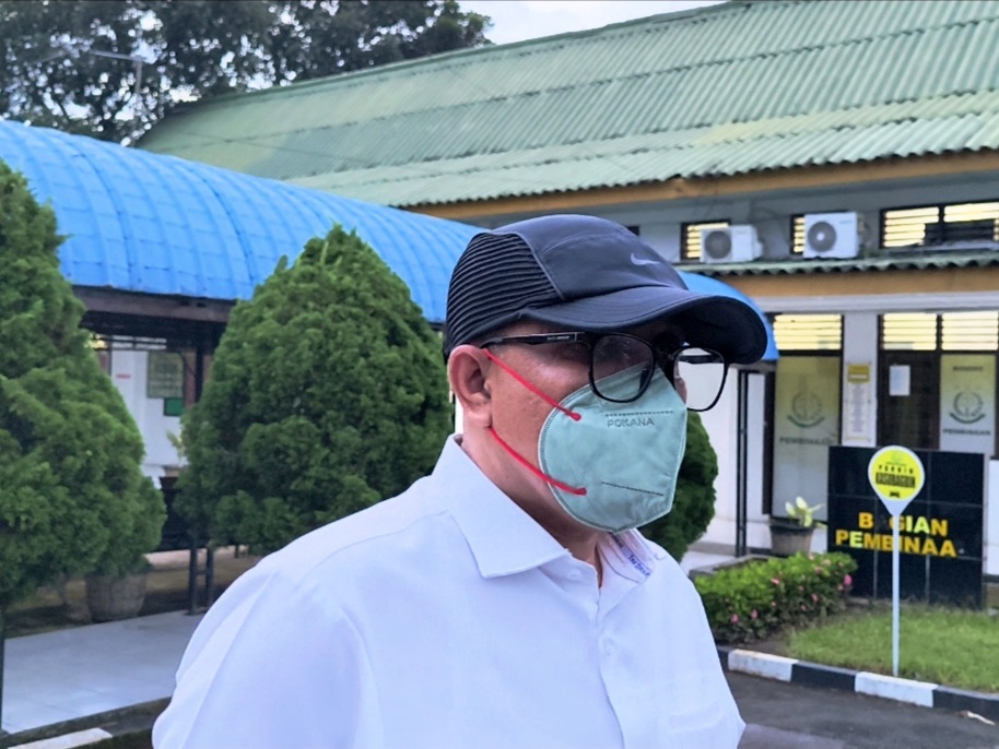 KETERANGAN: Mantan Pj Bupati Langkat Faisal Hasrimy saat diwawancarai di Kejari Langkat, Stabat.(Teddy Akbari/Sumut Pos)