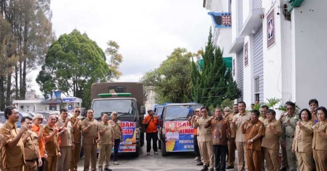 LEPAS: Bupati Karo Antonius Ginting saat melepas bantuan dari Pemkab Karo ke Kota Sibolga, Kabupaten Langkat, dan Tapteng. (Istimewa)