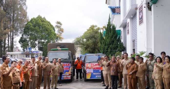 LEPAS: Bupati Karo Antonius Ginting saat melepas bantuan dari Pemkab Karo ke Kota Sibolga, Kabupaten Langkat, dan Tapteng. (Istimewa)