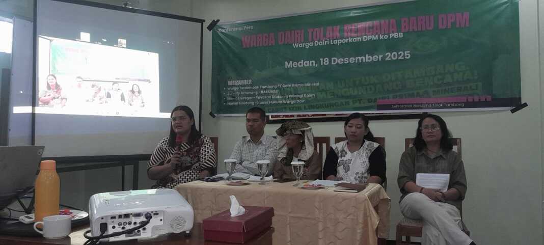 TEMU PERS: Suasana konferensi pers yang digelar Bakumsu di Jangga House, Jalan Seituan Medan, Kamis (18/12). Bakumsu mewakili masyarakat Dairi telah melayangkan pengaduan resmi ke PBB di Jenewa.