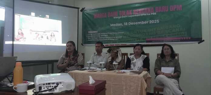 Berkaca dari Bencana Banjir di Sumut, Warga Dairi Desak PBB Investigasi PT DPM1 TEMU PERS: Suasana konferensi pers yang digelar Bakumsu di Jangga House, Jalan Seituan Medan, Kamis (18/12). Bakumsu mewakili masyarakat Dairi telah melayangkan pengaduan resmi ke PBB di Jenewa.