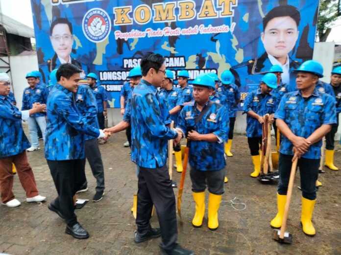 Kombat Sumut BERANGKATKAN: Ketua Umum Kombat Iskandar, didampingi Ketua DPW Kombat Sumut Ricky Anthony, ketika berangkatkan puluhan relawan di Markas DPW Kombat Jalan Sunggal Medan, Rabu (17/12).(Triadi Wibowo/Sumut Pos)