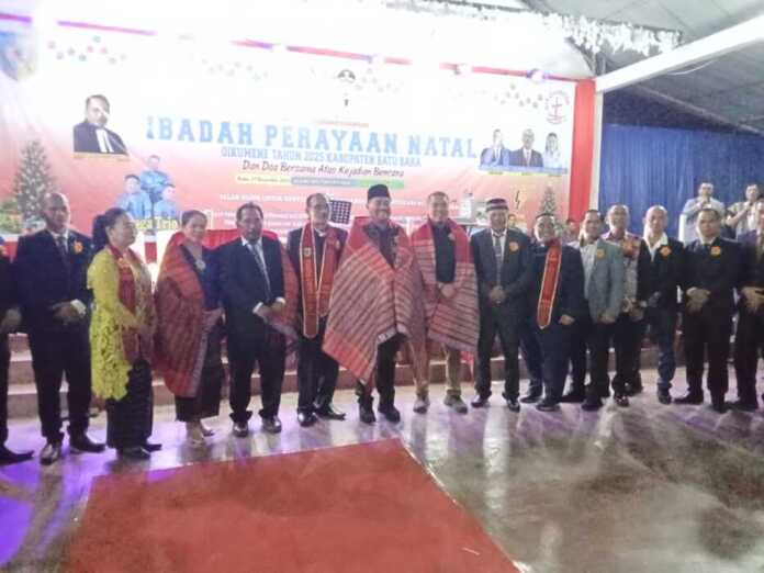 Natal Batubara DIULOSI: Pengkhotbah Pdt Rekson Mangapul Hutahean, Bupati Batubara Baharuddin Siagian, dan Wakil Syafrizal, diberikan cenderamata berupa ulos oleh Ketua Panitia Pdt Hadikin Aruan, dan Panitia Oikumene Natal Batubara 2025 di Gedung Sopo Toba, Air Putih, Batubara, Rabu (17/12). (Liberti H Haloho/Sumut Pos)