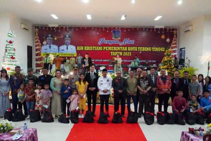 Natal Tebingtinggi BERSAMA: Wali Kota Tebingtinggi Iman Irdian Saragih, unsur Forkopimda, pimpinan OPD, tokoh agama, serta ASN Kristiani diabadikan bersama usai Perayaan Natal ASN Kristiani Pemko Tebingtinggi 2025, Rabu (17/12).(Azan Purba/Sumut Pos)