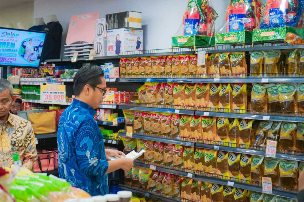 SIDAK: Wali Kota Medan, Rico Tri Putra Bayu Waas melakukan inspeksi mendadak (sidak) ke sejumlah pasar guna memantau stabilitas harga pangan dan keamanan untuk dikonsumsi masyarakat, Kamis (18/12).