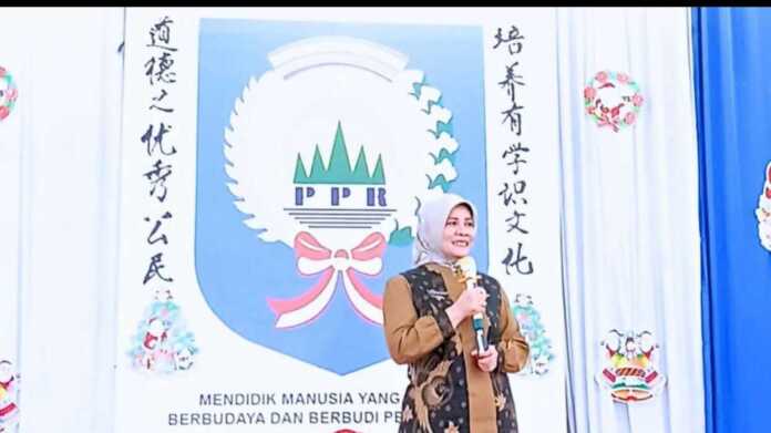 DPPPA Labuhanbatu SAMPAIKAN: Kepala DPPPA Labuhanbatu Tuti Noprida saat menyampaikan materi edukasi penting mencakup bahaya bullying di SMA Panglima Polem Rantauprapat, Kamis (18/12).(Fajar/Sumut Pos)