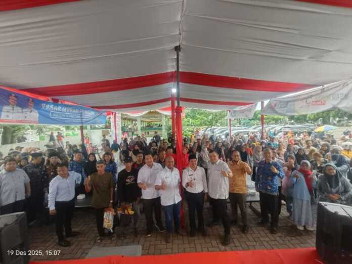 Inalum Kolaborasi Pemko Tebingtinggi BERSAMA: Wali Kota Tebingtinggi Iman Irdian Saragih bersama jajaran PT Inalum, Sekdako Tebingtinggi Erwin Suheri Damanik, OPD, serta masyarakat diabadikan bersama usai pembukaan Pasar Murah PT Inalum, Jumat (19/12).(Azan Purba/Sumut Pos)